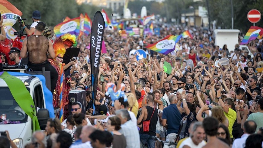 Rimini in festa per il gay pride in Riviera