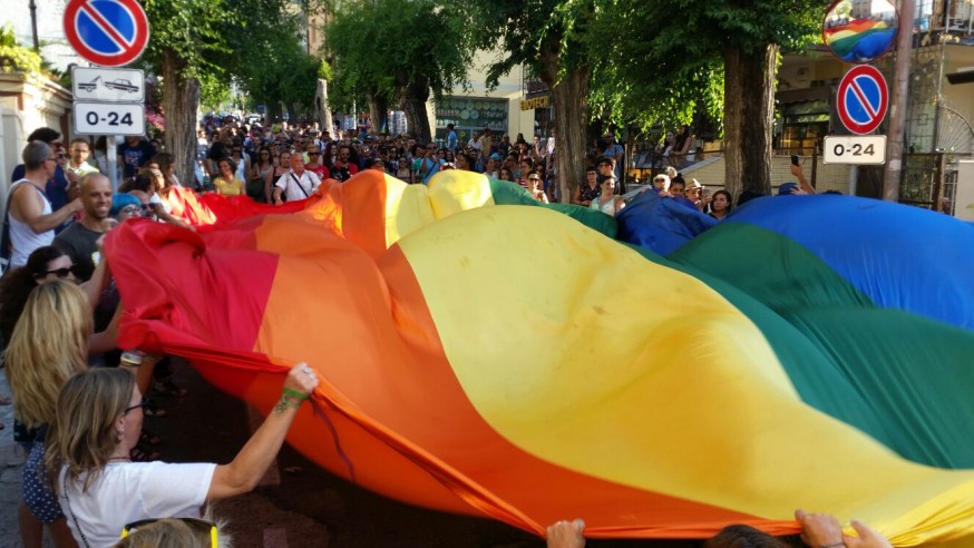 GAY PRIDE / I colori arcobaleno invadono Tropea: ‘Questa è la marcia dei nostri diritti’