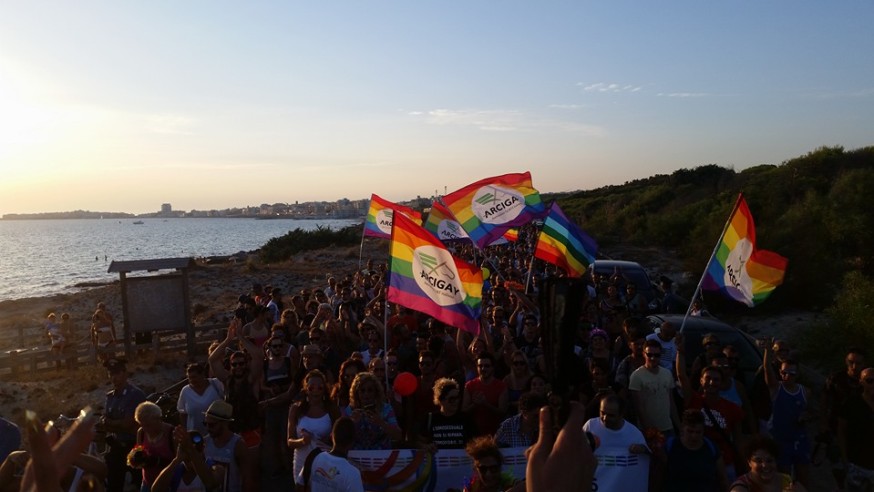 L’onda “pride” bagna Gallipoli Il sindaco: «Spero di celebrare la prima unione»